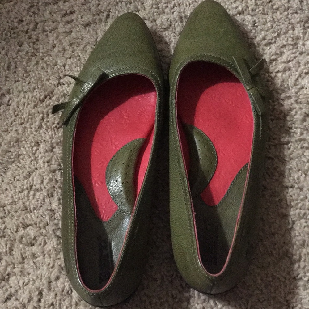Born Olive Flats